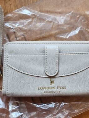 London Fog Tan Wallet Clutch - Pebbled Zip Wristlet. Brand NEW